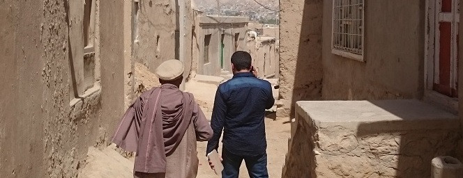 Afghánka Safia utekla ze svého domu jen chvíli předtím, než jej zničilo zemětřesení. Její otec teď staví nový