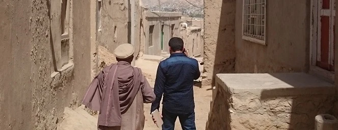 Afghánka Safia utekla ze svého domu jen chvíli předtím, než jej zničilo zemětřesení. Její otec teď staví nový
