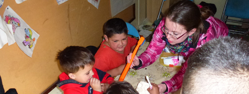 Dobrovolnice učí děti z chudých rodin, jak si čistit zuby