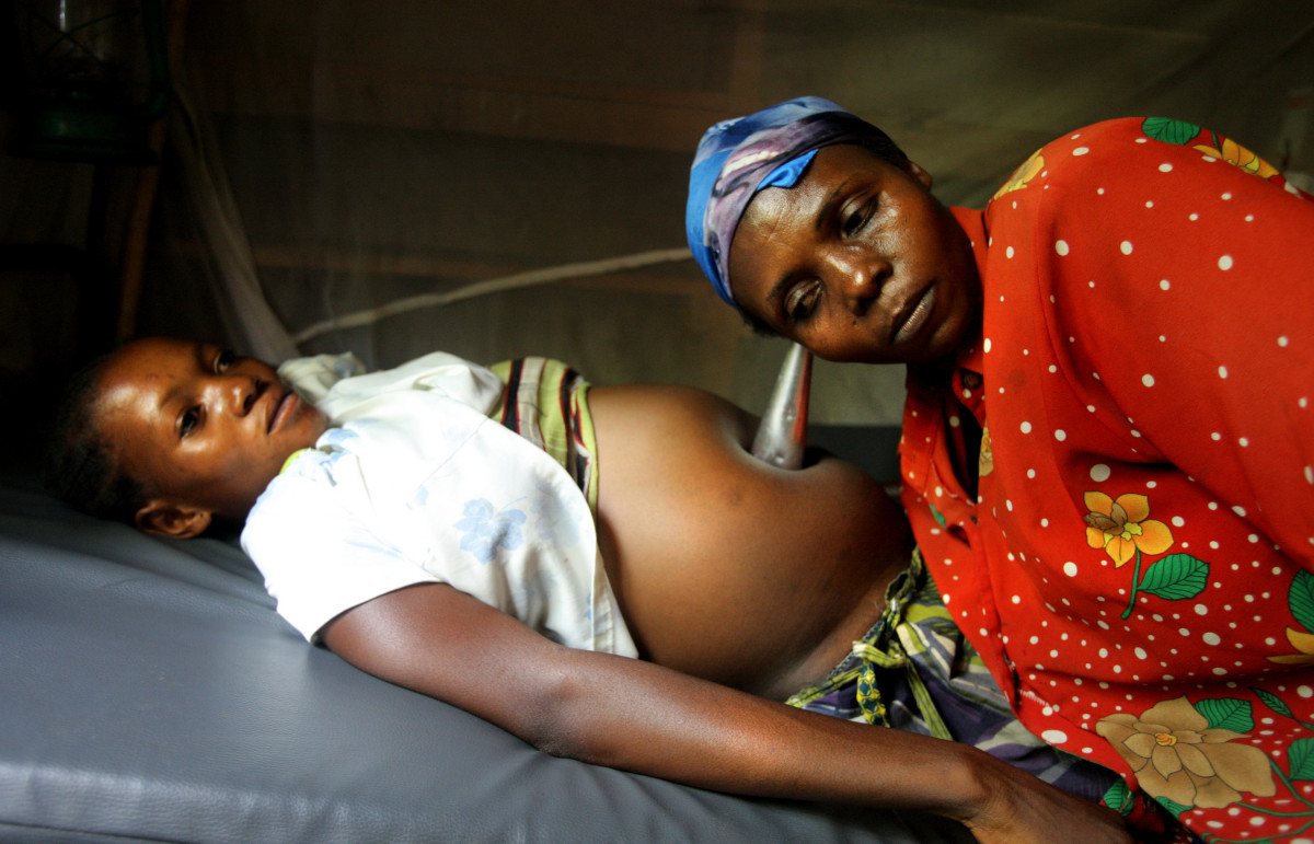 Petrolejka, dřevěná koza a tahák na zdi, tak vypadá porod v DR Kongo