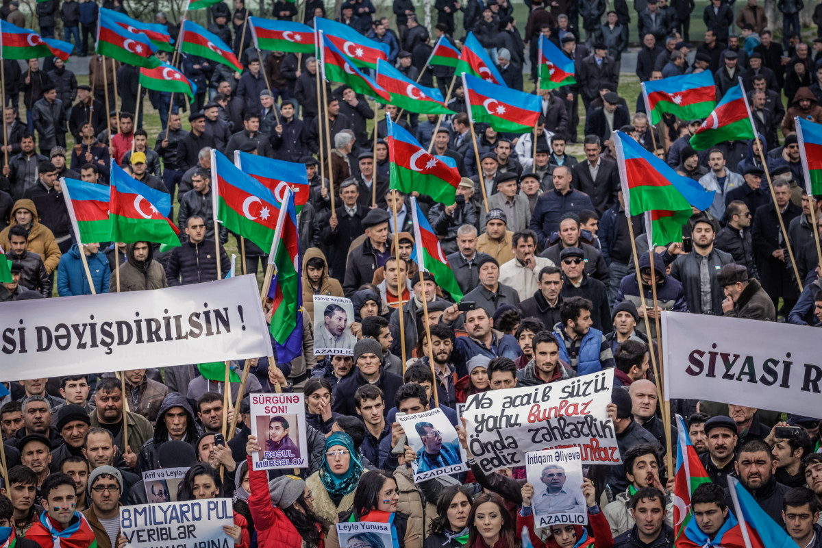 Alijev chce víc pravomocí