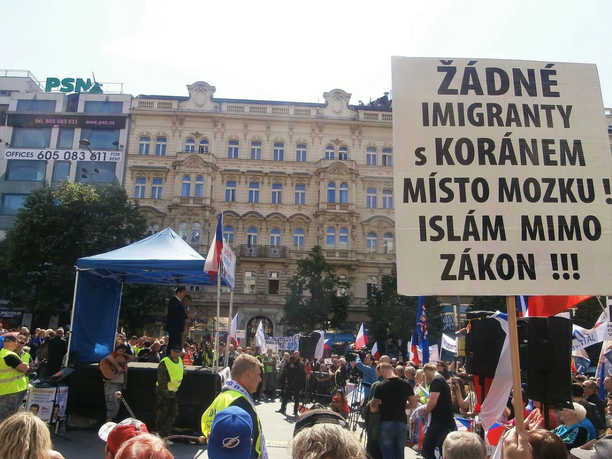 Jan Charvát: Češi touží po vůdci a Zeman to ví