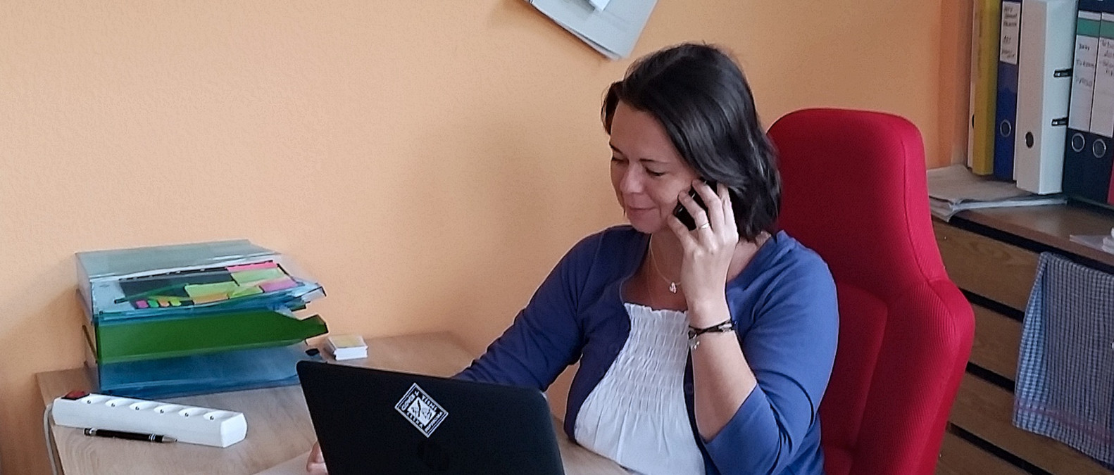 Jak z dluhů? Lze zastavit exekuci? Člověk v tísni pomůže zdarma