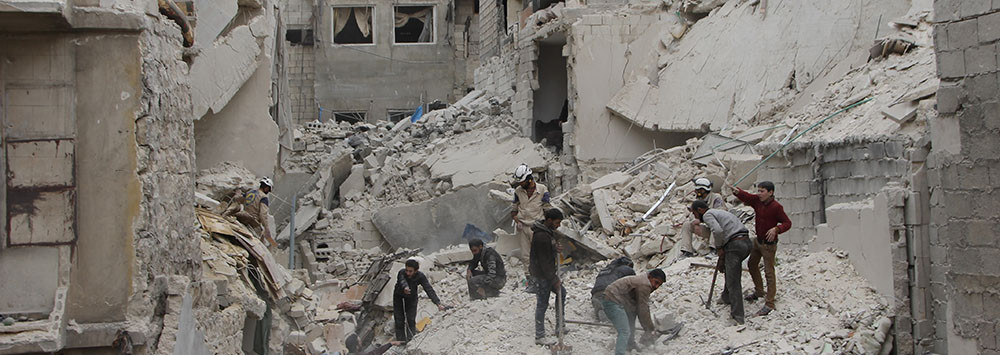 Na desetitisíce lidí ve východním Aleppu prší bomby. Zoufalí lidé píší zprávy na rozloučenou