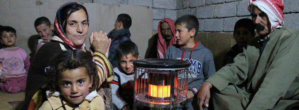 Lidi prchající z iráckého Mosulu sužuje zima a hlad