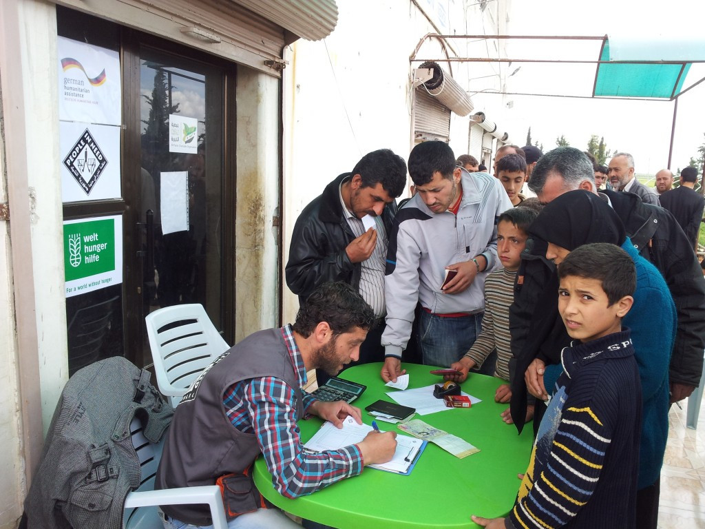 Nedaleko dopadla bomba a uprchlíci se bojí srocovat. Olej a rýži musíme rozdat rychle