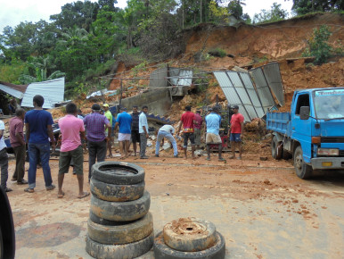 Na Srí Lance zasažené povodněmi pomáháme s obnovou živobytí nebo čištěním vodních zdrojů