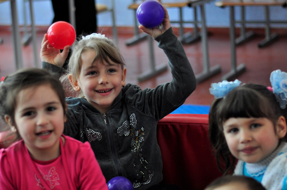 Vzdělávání zachraňuje dětské životy. V zemích zasažených válkou pomáháme s návratem dětí do školních tříd