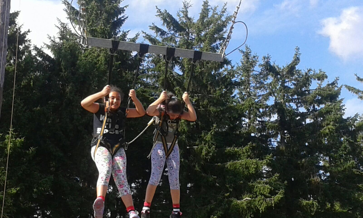 Děti v lanovém centru o letních prázdninách.