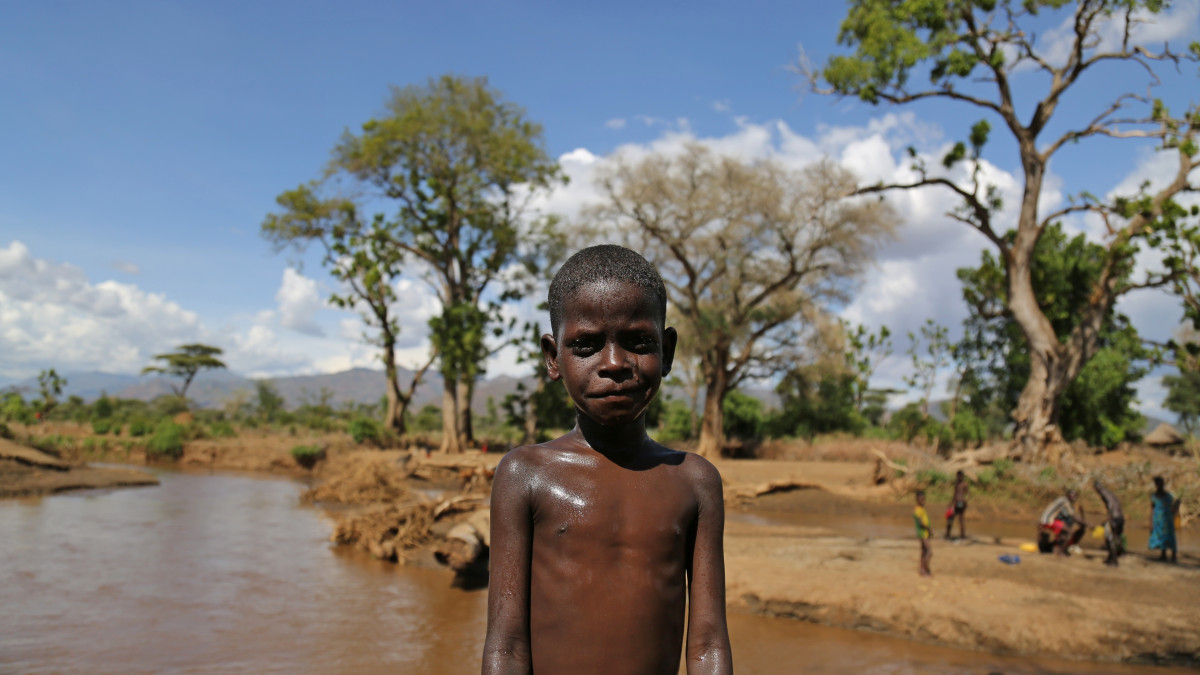 Pomáháme na jihu Etiopie. Starší jedí obden, aby zachránili životy svým dětem.