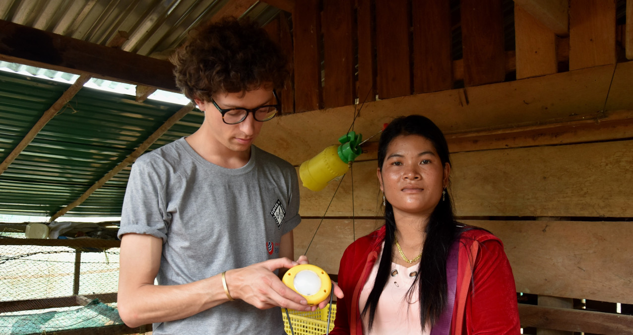 Herec Jan Cina s Člověkem v tísni v Kambodži
