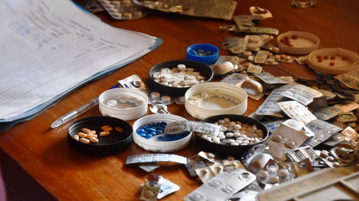 Některé léky neléčí. Padělané přípravky zabíjí statisíce lidí