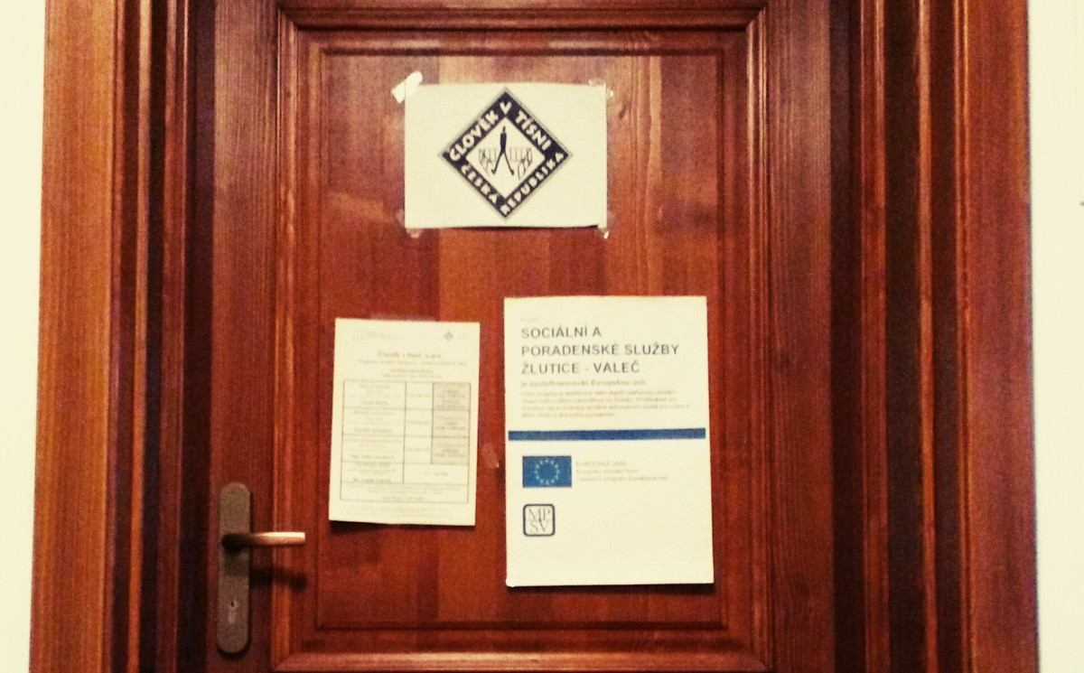 Dveře kanceláře Člověk v tísni, o. p. s. ve Žluticích