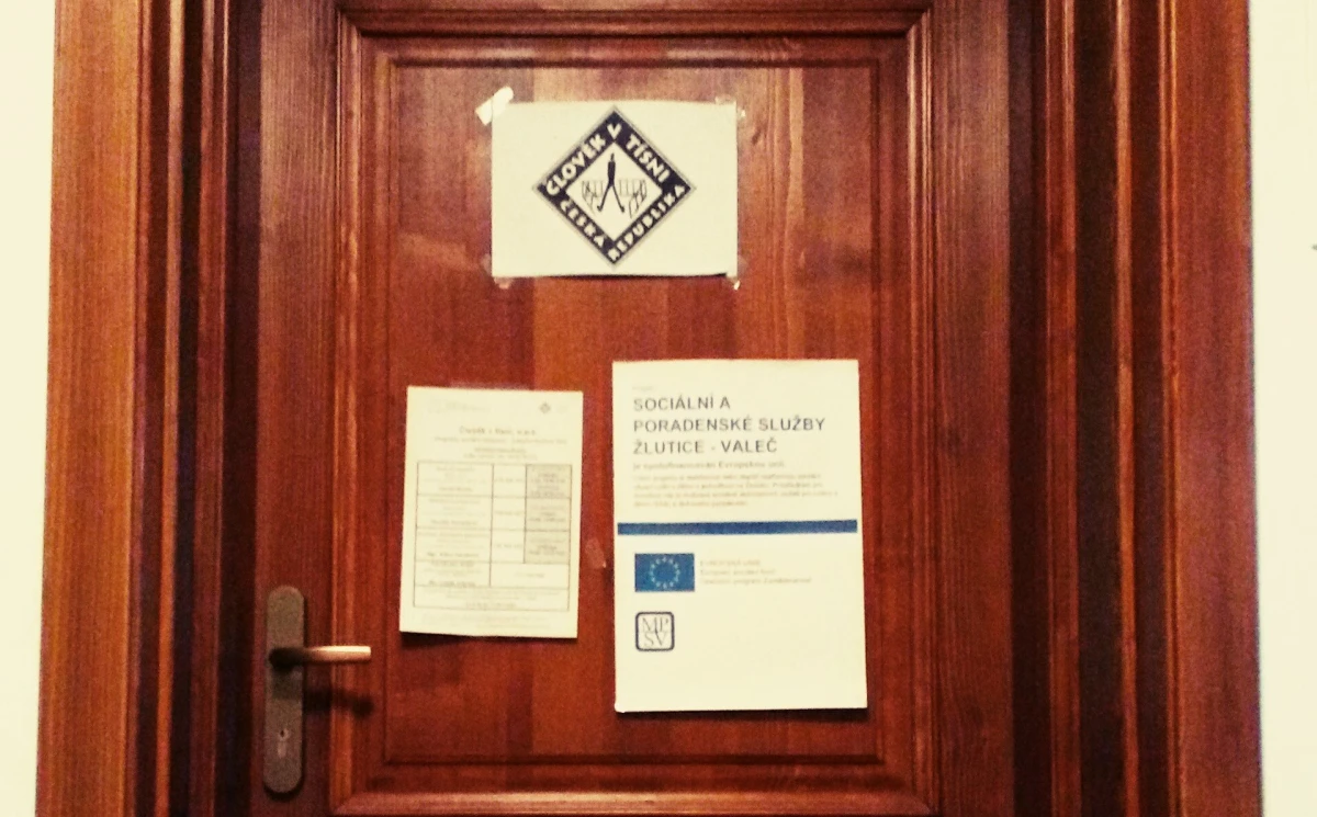 Dveře kanceláře Člověk v tísni, o. p. s. ve Žluticích