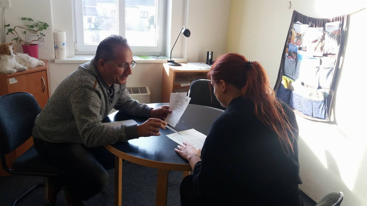 Náš terénní pracovník při konzultaci s klientkou.