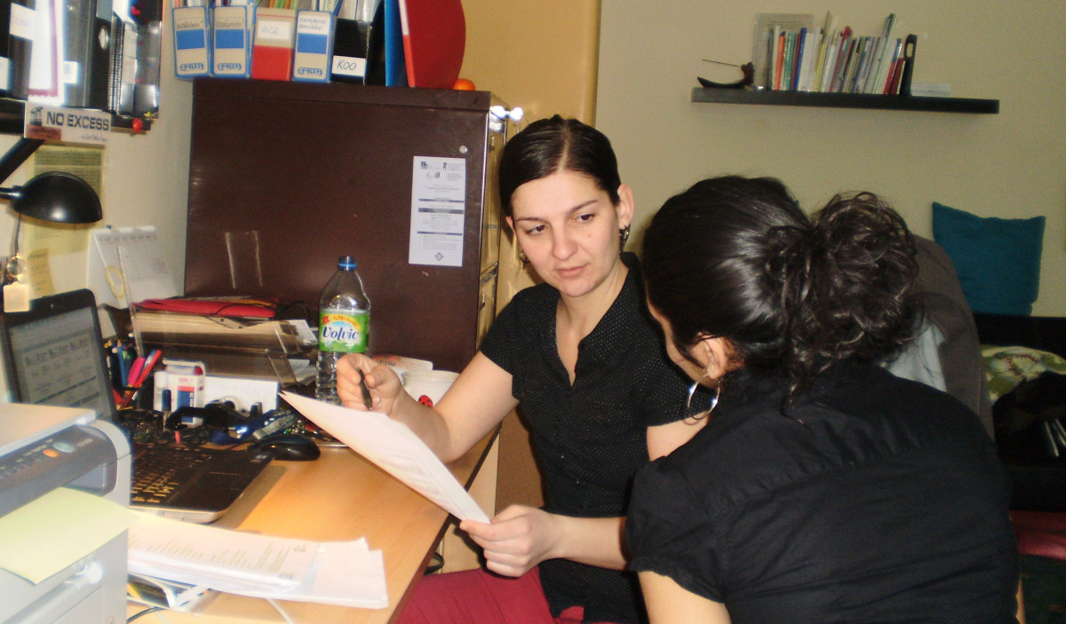 Jednání s klientem v kanceláři karlovarské pobočky Člověk v tísni