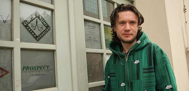 O dluzích v Česku ví své. A ptá se: Proč se tu ničí doživotně lidé kvůli jízdám načerno?