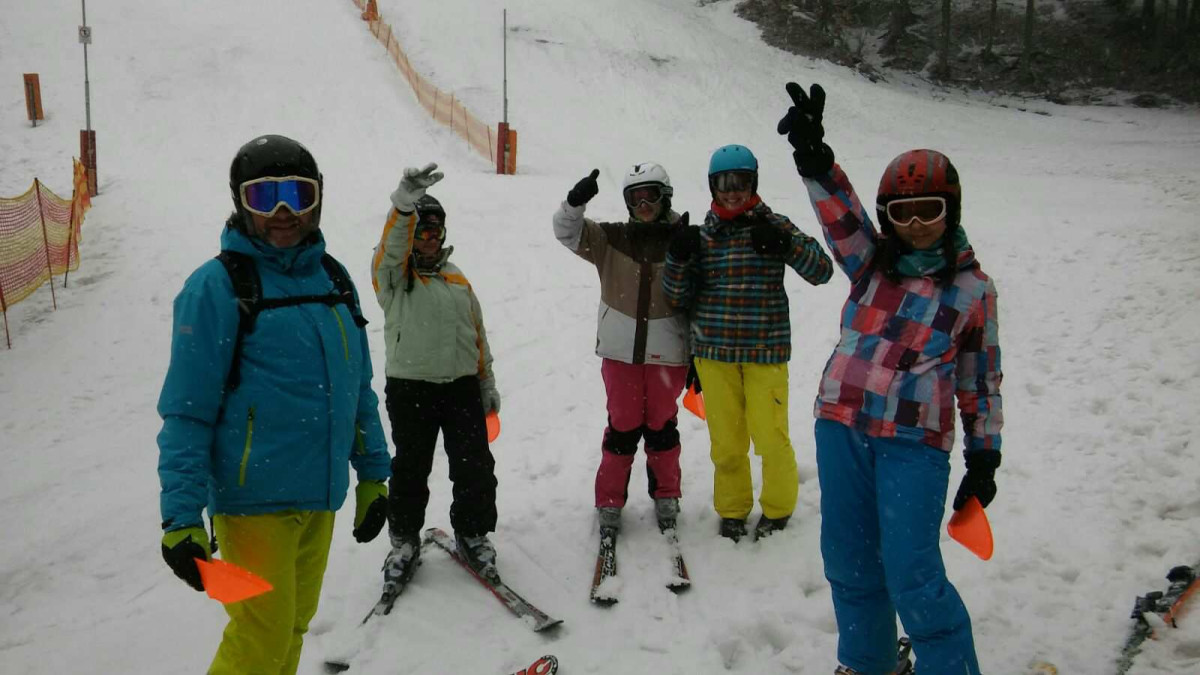 První zapínání do lyžáků, první stoupnutí na sníh, první zjišťování, že lyže kloužou…