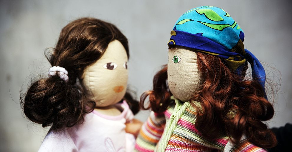 Panenka proti nenávisti nosí brýle nebo nemá maminku. Učí děti, jak se navzájem nezraňovat