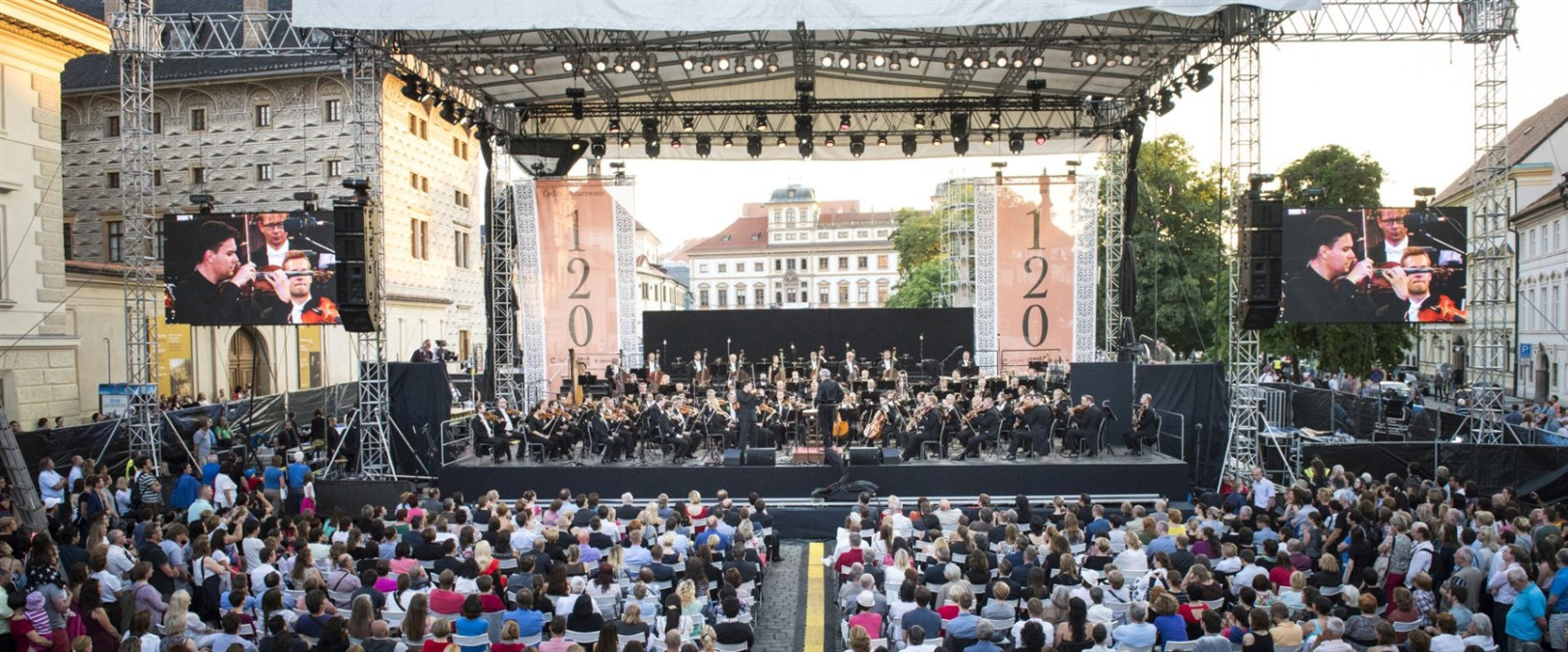 Koncert České filharmonie na Hradčanském náměstí