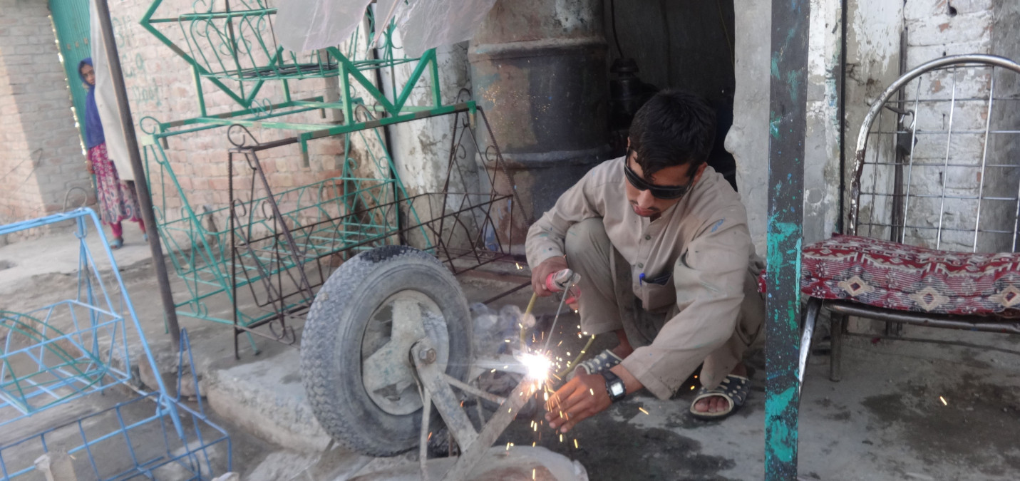 Bahij z Afghánistánu díky svépomocné skupině začal podnikat. Z výdělku může platit dětem školu