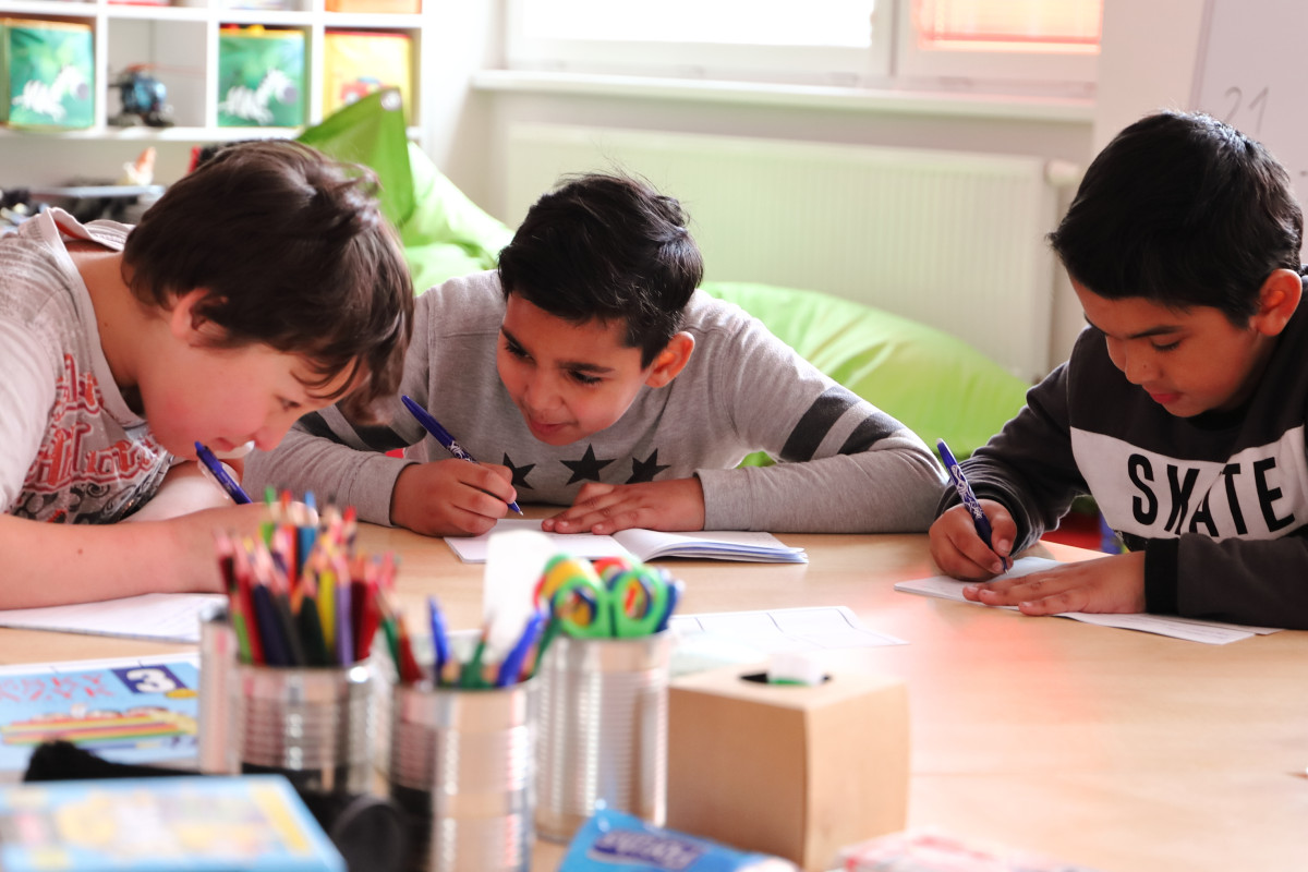 Pracovnice Člověka v tísni navštěvují ubytovnu pravidelně každý týden a pomáhají dětem, které tady žijí, s přípravou do školy.