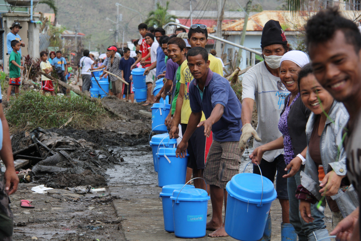 Člověk v tísni pomáhal lidem na Filipínách vzpamatovat se z následků ničivého tajfunu