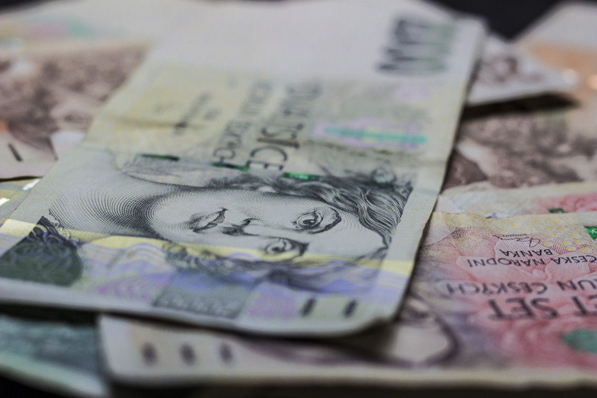 Člověk v tísni srovnal mikropůjčky a varuje před náklady na prodlužování půjčky