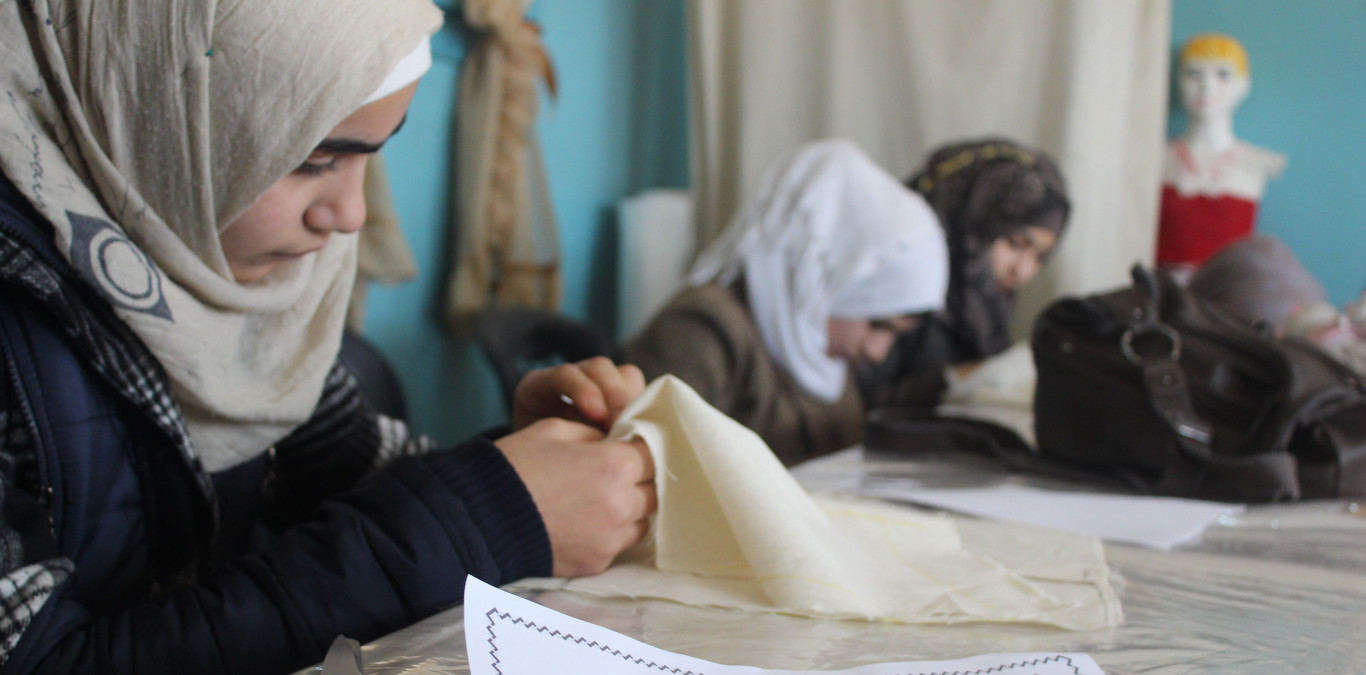 Mladí lidé v Sýrii začínají budovat svou budoucnost uprostřed válečné zóny