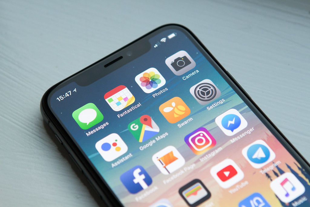 Jestli si myslíte, že si nechal všechny vydělané peníze a koupil si nový telefon, tak jste na omylu. Část peněz odevzdal doma a koupil si starší telefon, za který byl vděčný.