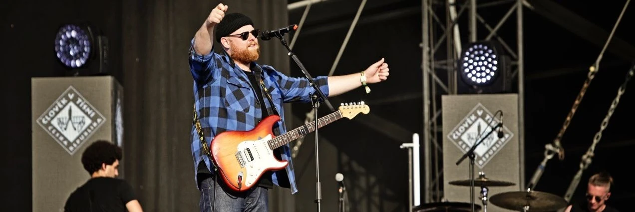 Britský zpěvák Tom Walker na Colours of Ostrava podpořil naši práci v Sýrii. Děkujeme!