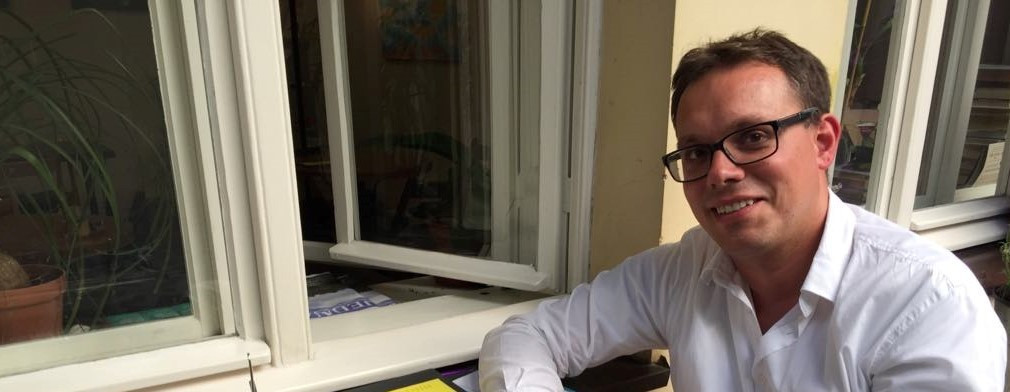 Nechce marnit čas zbytečnostmi. Proto koupil byt a pronajal ho člověku, který neměl kde bydlet.