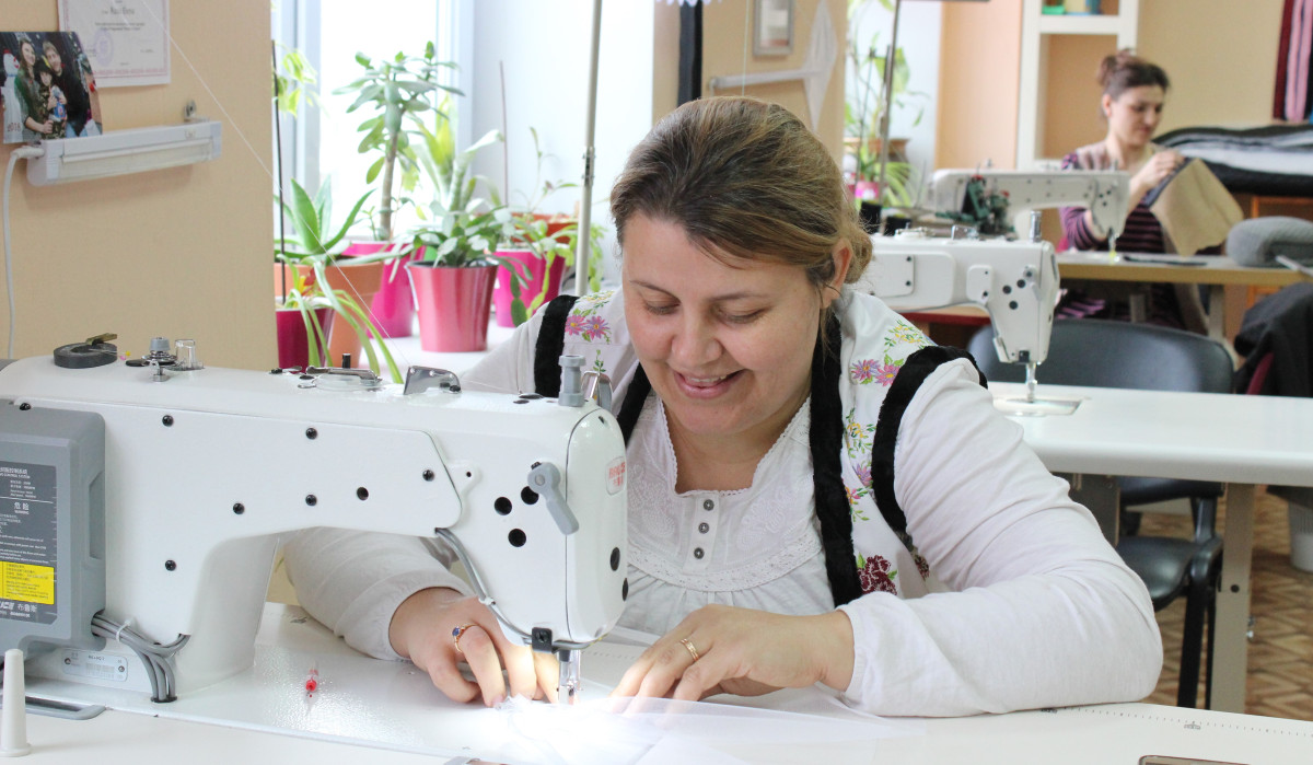Lidia se uživí díky tradiční výšivce. Pomohli jsme jí vybavit studio