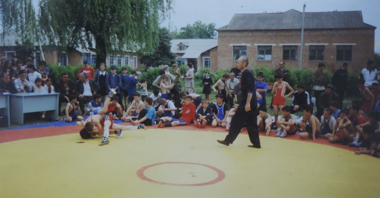 Lidové noviny: Z uprchlického tábora se dostal až k titulu mistra světa v zápase. I díky Člověku v tísni