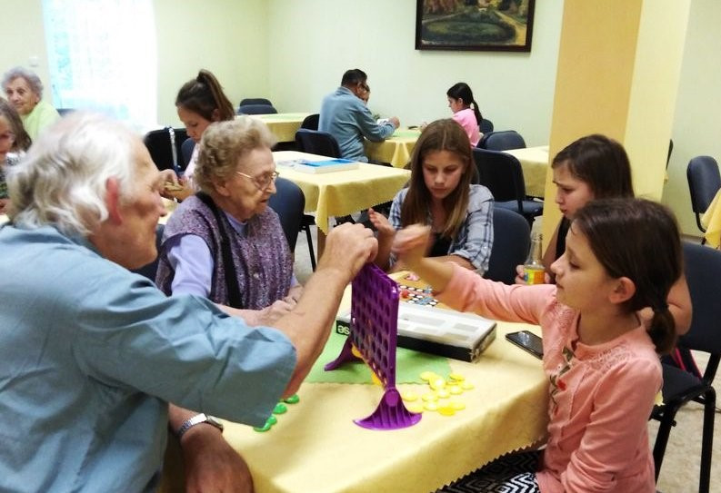 Předtím nás nenapadlo, že bychom s babičkou mohli hrát pexeso, říkají děti, které školní parlament zavedl k prarodičům