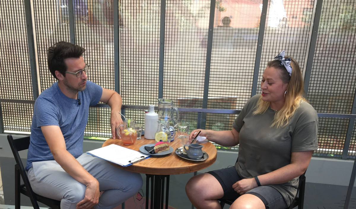 Dluh jako lusknutí prstů. Otázky pro Člověka tentokrát s Barbarou Halířovou a Lukášem Hejlíkem