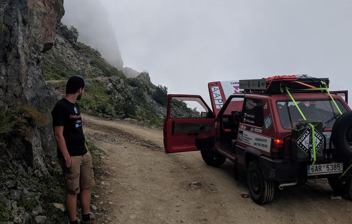 Dojeli se starým fiatem z Prahy až na Sibiř. I pro Člověka v tísni