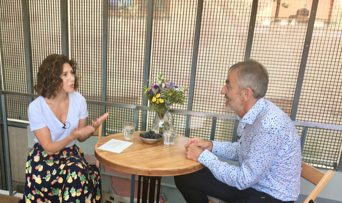 Proč se ve školách neučí o moderních dějinách a co s tím lze dělat? Otázky pro Člověka s Marthou Issovou a Karlem Strachotou