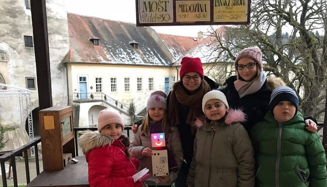 Děti se vydaly na výlet za křivoklátským robotem