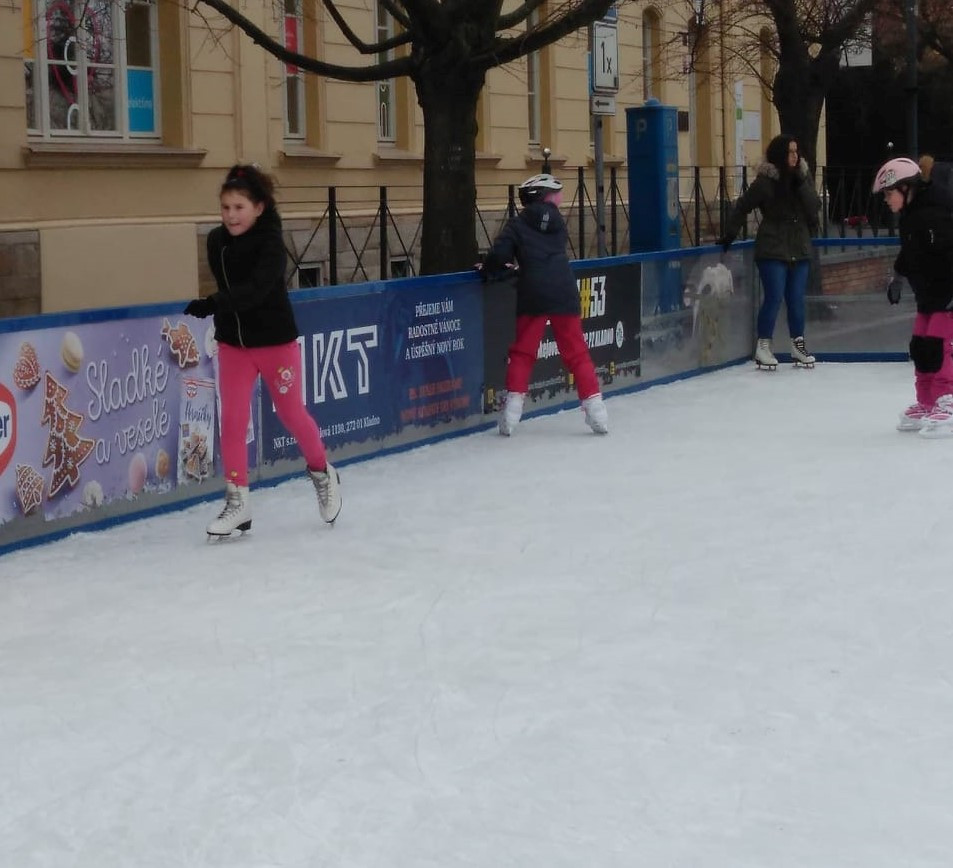 Bruslení pod zimní oblohou