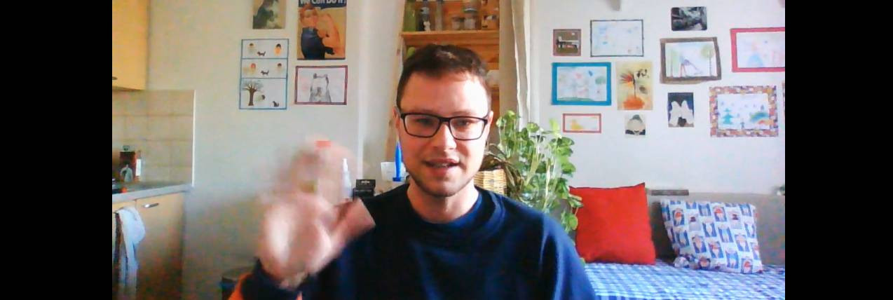 Proč nosit roušku a jak naklíčit semínko? Učitelé z dětského klubu povzbuzují děti v karanténě