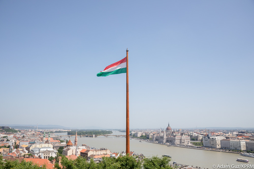 Orbán zneužívá koronavirové krize k uchvácení větších pravomocí