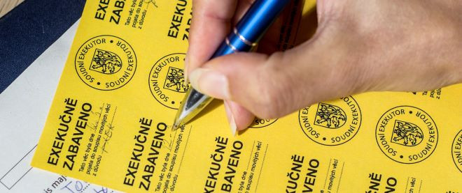 Jak postupovat, pokud vám teď hrozí exekuce? Posluchačům Radiožurnálu odpovídala naše expertka