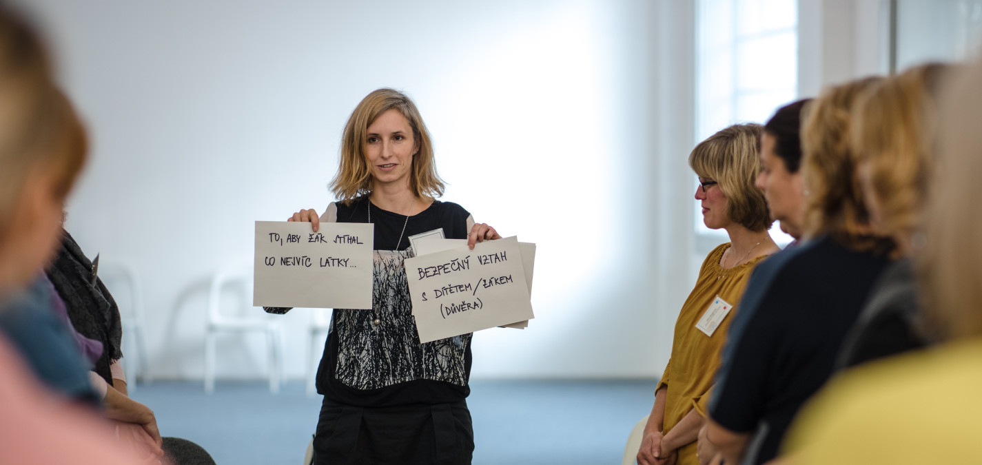 Co dělají asistenti pedagoga během koronavirové pandemie? Podporu při online výuce, ale i administrativu a fyzické práce ve škole