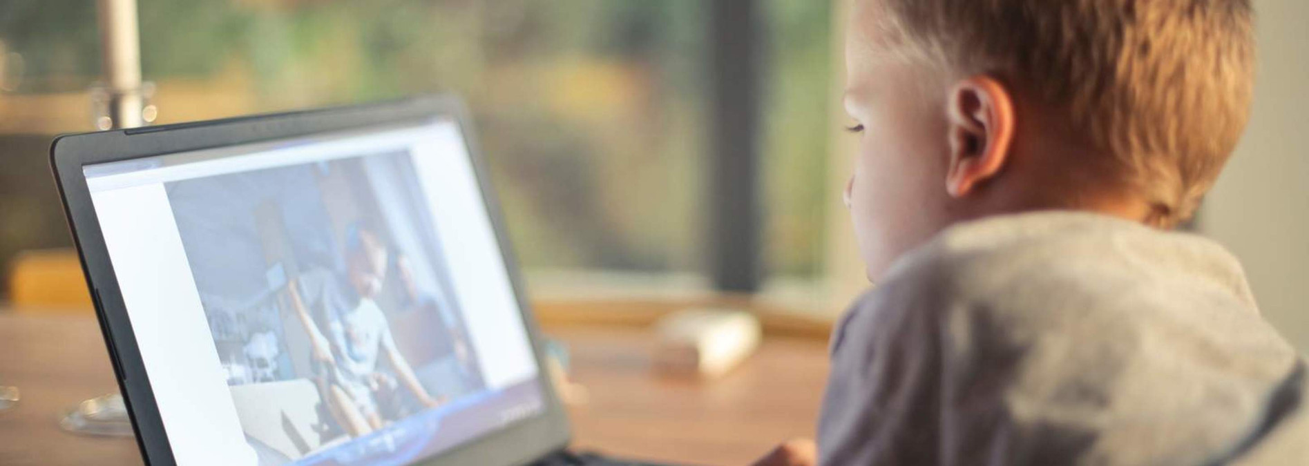 Nadace České spořitelny ve spolupráci s Člověkem v tísni rozjíždí projekt pomoci tisícům ohrožených dětí se vzděláváním