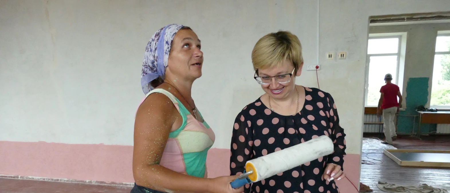 “Dva roky jsme žili ve tmě.“ Lidem na východní Ukrajině pomáháme opravit okna, zpřístupňujeme vodu a opravujeme místa, kde mohou místní děti trávit čas