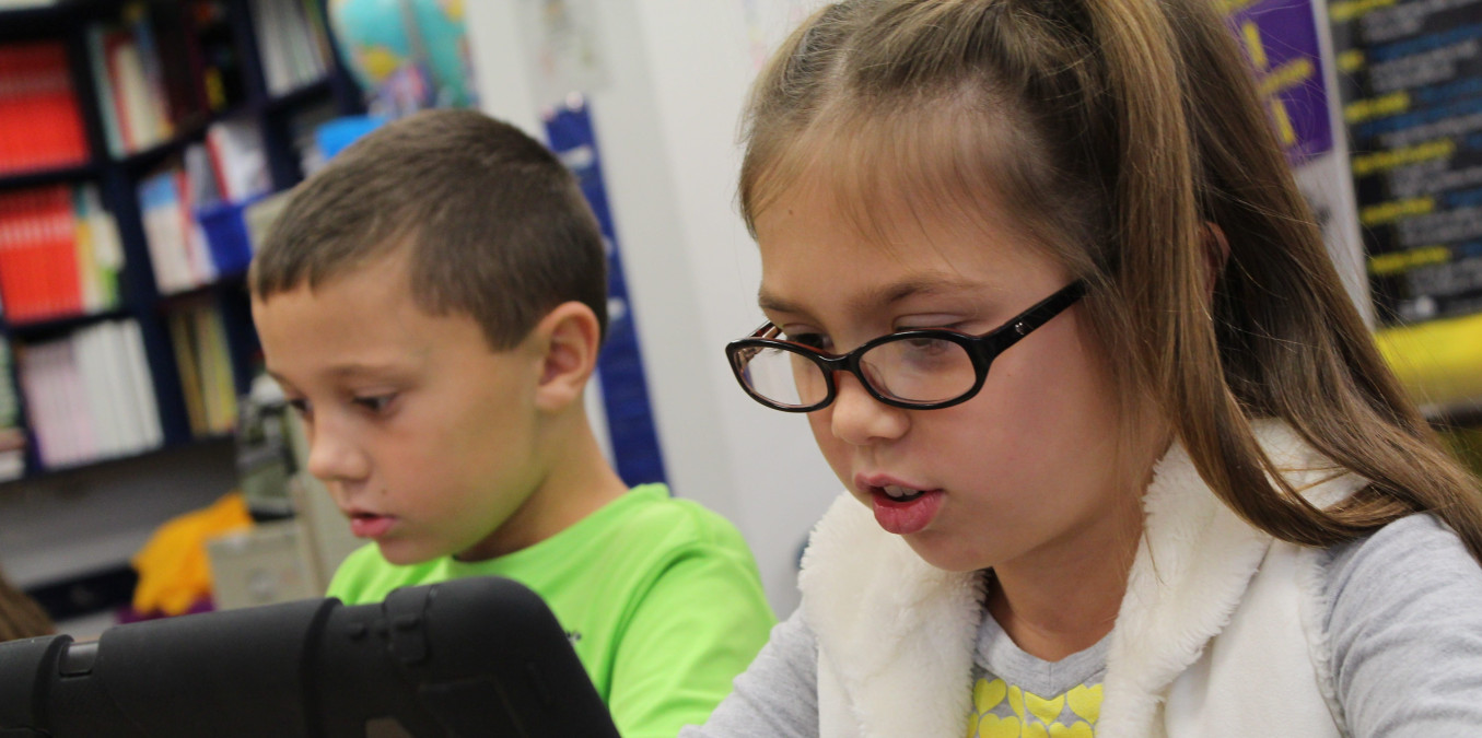 Člověk v tísni zajistil více než 160 dětem online doučování. Pomáhá jim na 90 dobrovolníků