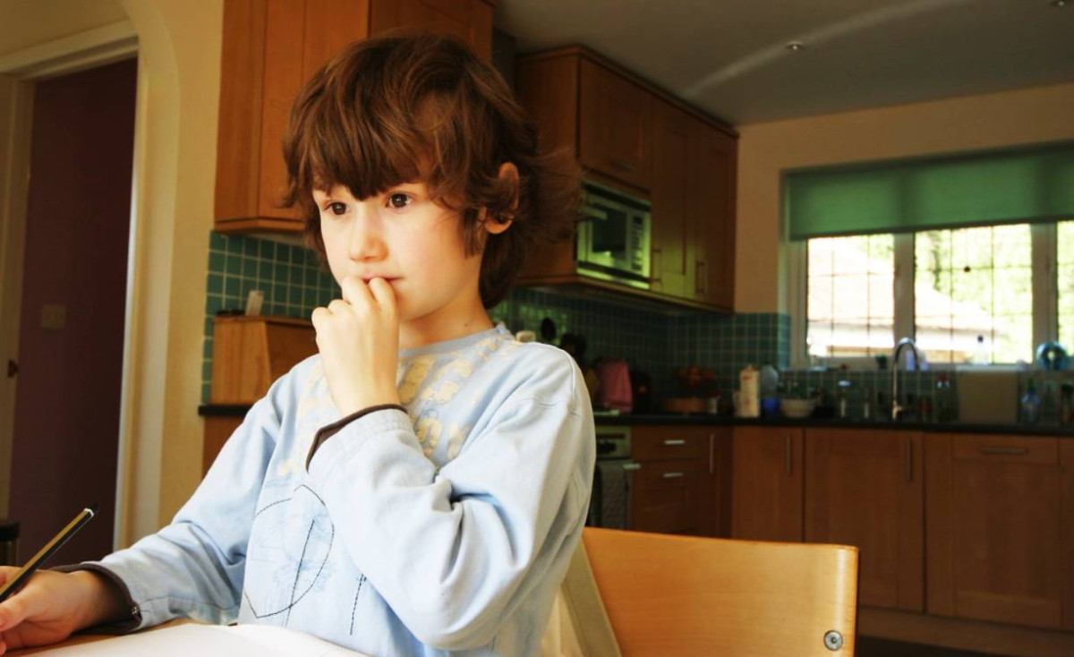 Děti bez kontaktu se školou, rodiče v roli učitelů, ale i ukázková online výuka. Koronavirové pátrání po systému v českém školství