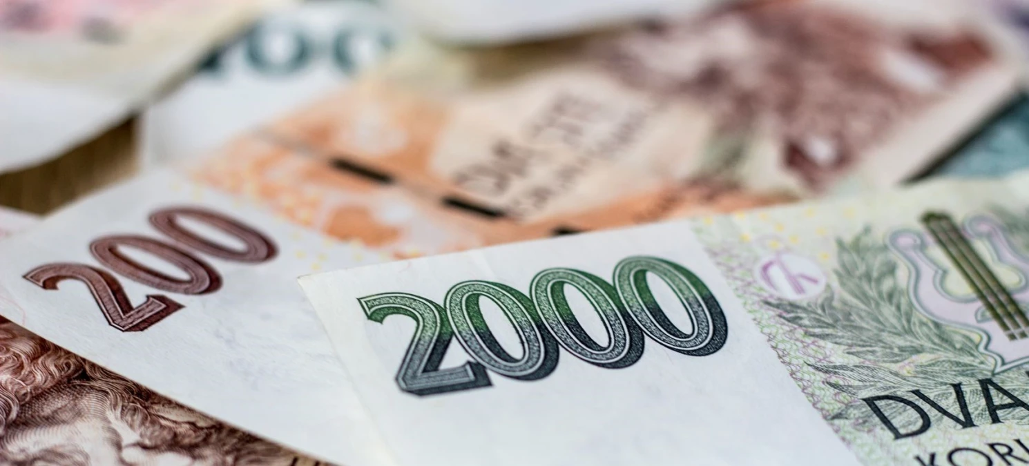 Člověk v tísni porovnal malé půjčky: úroky až v řádu stovek procent ročně, desetitisícové náklady při půlročním nesplácení