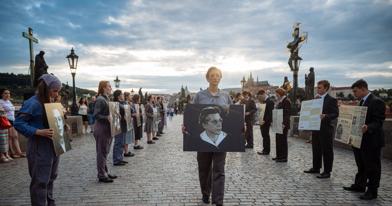 Desítky studentů uctily památku Milady Horákové, pietní akt zároveň připomněl důležitost svobodných a nezávislých médií
